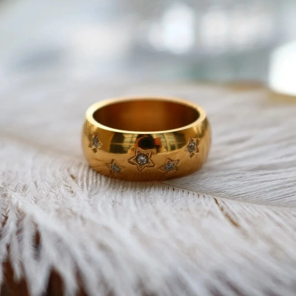 Unisex/Men’s Wide Band Pave Simulated Diamond Star Gold Plated Ring, Size 8‎